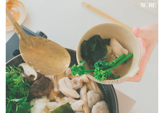 佐藤栞里が徳島県のおすすめお取り寄せグルメ「モンテクルー」のすだちみぞれ鍋を食べている様子