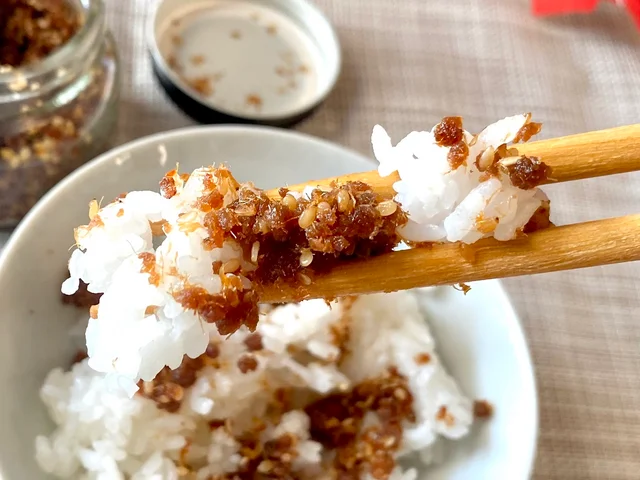 【ごはんのお供】岡山の名品「海老三昧」、ご飯の上にのっている様子