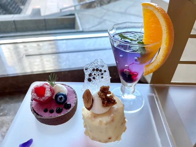 『スタージュエリー』とのコラボ「ランドマークアフタヌーンティーセット“STAR JEWELRY”」、上段のスイーツ