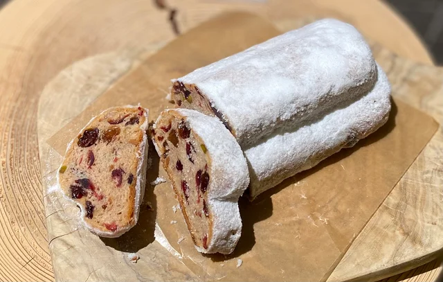 スタバ、クリスマス定番フード「シュトーレン」を上から見た様子