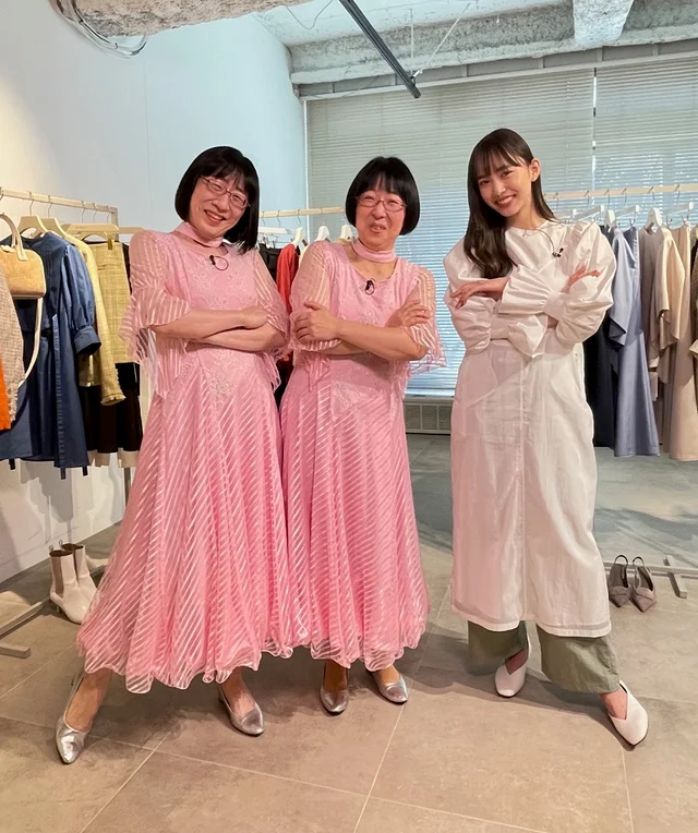 マッシュのプレスルームで腕を組みカメラを見つめる阿佐ヶ谷姉妹と井桁弘恵