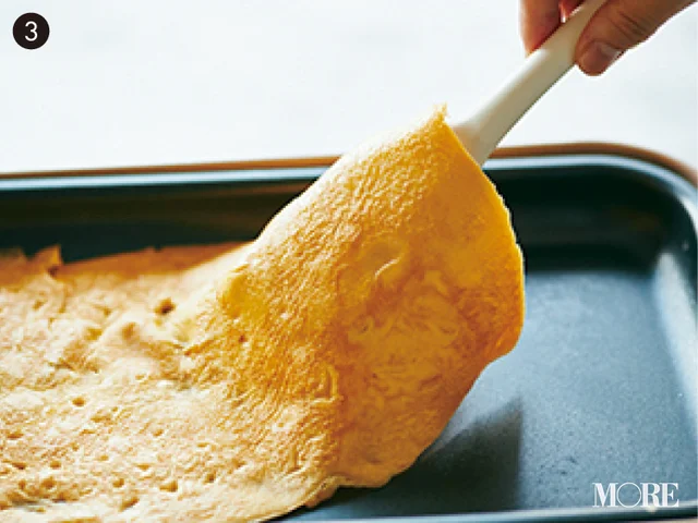 ホットプレートで錦糸卵用の卵を焼いている