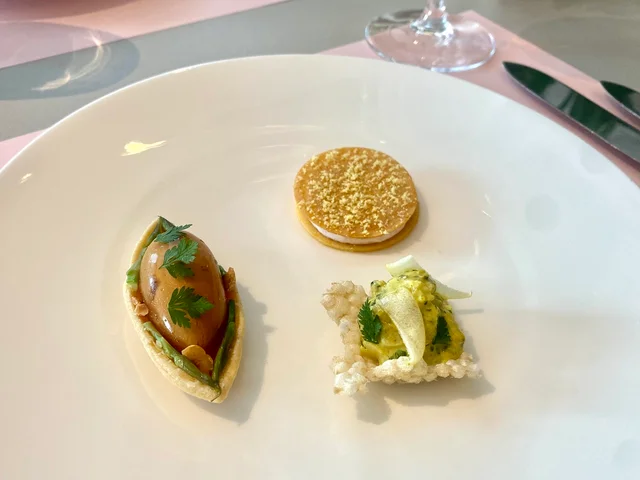 フォーシーズンズホテル丸の内 東京アフタヌーンティー、セイボリー（左から時計回りに）「鱈子 からすみと三つ葉」、「チキンレバーパルフェ　アプリコットとリースリング」、「コロネーションチキン」