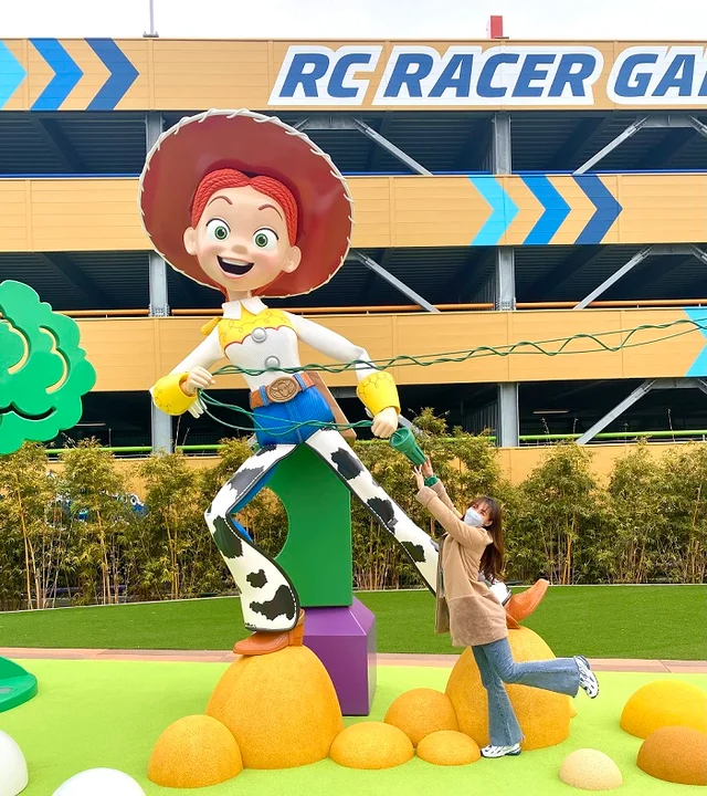 『東京ディズニーリゾート・トイ・ストーリーホテル』（『トイ・ストーリーホテル』）エントランス「スリンキー・ドッグパーク」、おすすめフォトスポット【２】ジェシーとのツーショット