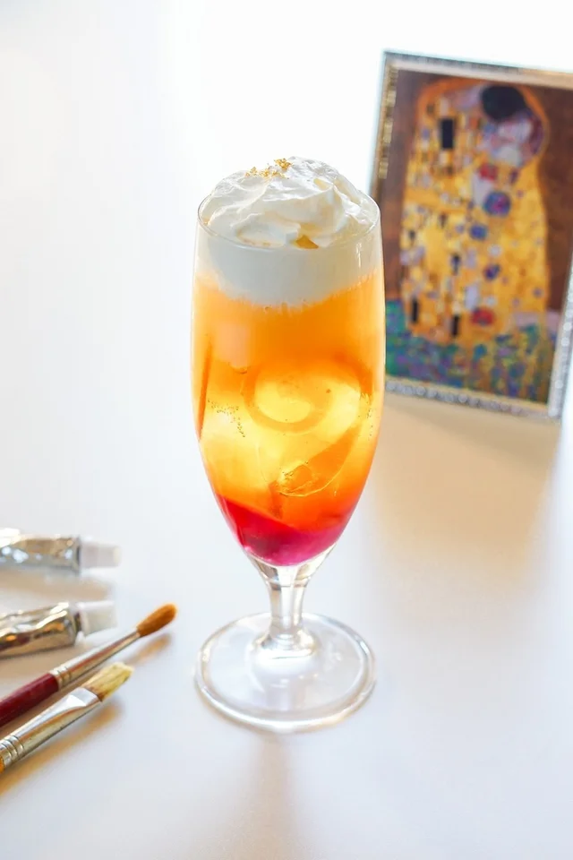 クリムトの「接吻」をイメージした桃のティーソーダ