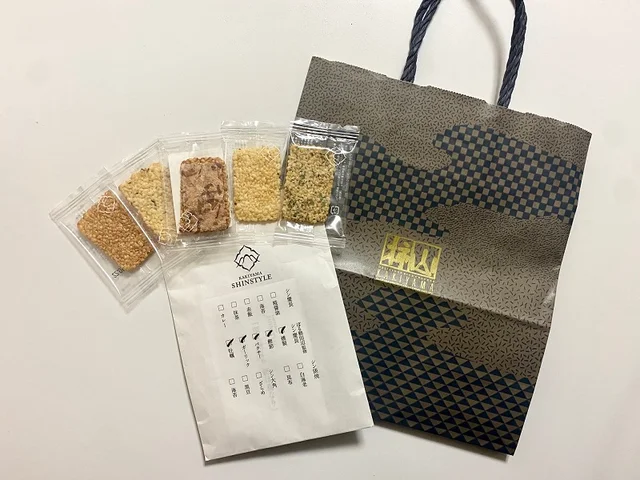 ぼる塾・田辺さん監修『カキヤマシンスタイル』のおかき慶長（左から）「燻製」（￥100）、「牡蠣」（￥80）、「鰹節」（￥170）、「ガーリック」（￥80）、「パクチー」（￥80）