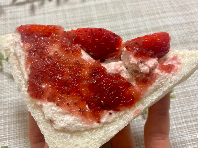 『ローソン』新作スイーツ「いちごみるくサンド」実物。いちごジャムアップ