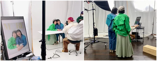 （左）椅子に座ったショットにも挑戦（右）撮れ高チェックに真剣な阿佐ヶ谷姉妹