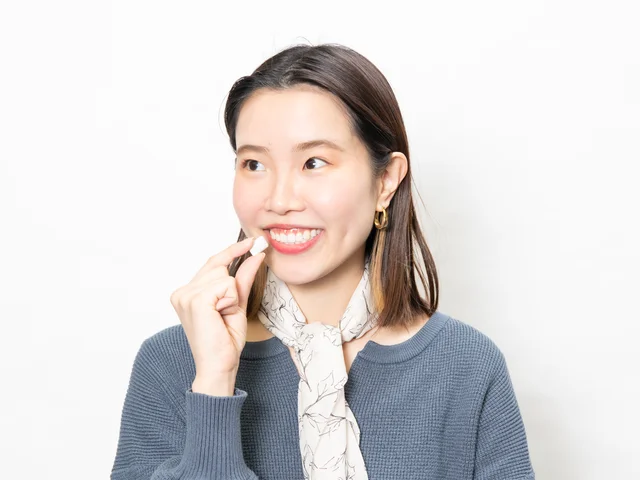 ガムトレ：姿勢をよくして、ガムを２粒口に入れ、舌で右側のいちばん奥の歯へ送る