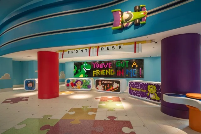 トイ・ストーリーホテルのフロントデスク。