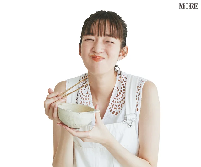 佐藤栞里が大分県のおすすめお取り寄せグルメ「陽はまたのぼる」のもつ鍋を食べている様子
