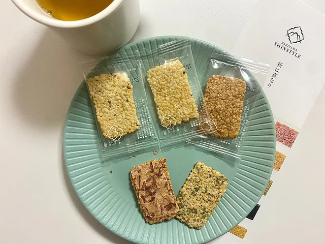 ぼる塾・田辺さん監修『カキヤマシンスタイル』のおかき慶長をテーブルに並べた様子