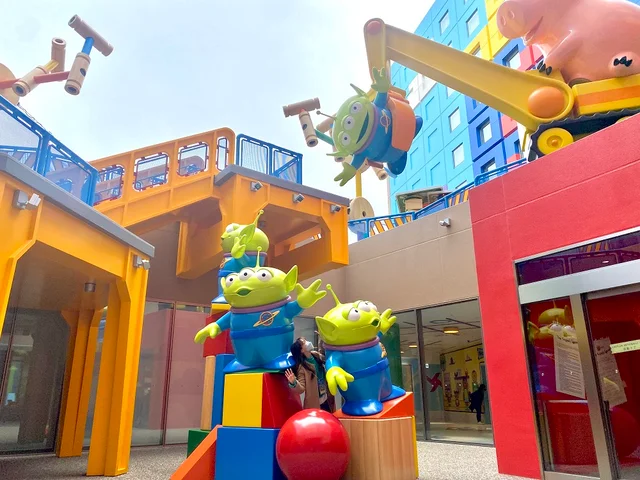 『トイ・ストーリーホテル』おすすめフォトスポット中庭編【６】ハムとリトルグリーンメン