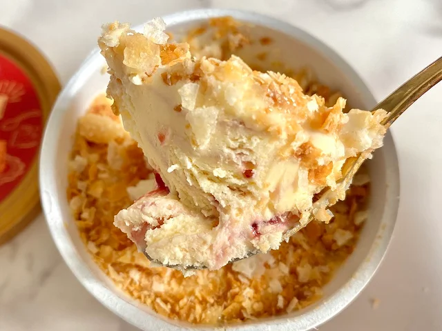 「ハーゲンダッツ ミニカップ クラシック洋菓子」、「ナポレオンパイ～苺とカスタードのパイ～」をスプーンですくっている様子