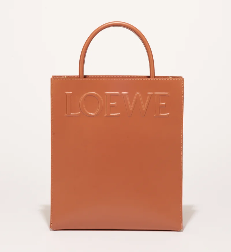 LOEWE（ロエベ）』の縦型トートバッグ3選【憧れブランド】 | MORE