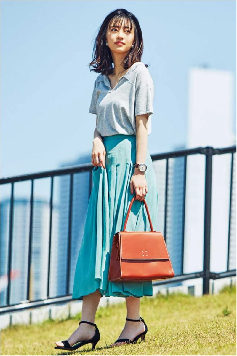 【今日のコーデ】夏の暑さを爽やかに見せる、ポロシャツ×フレアスカートの淡色コーデ