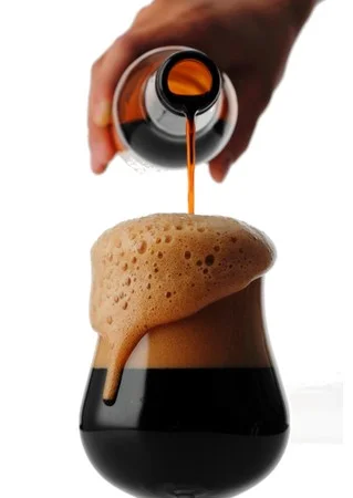 『サンクトガーレン』の2022年チョコレートビールをカップに注いでいる様子