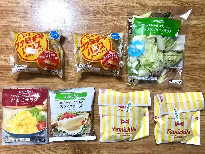 『ファミリーマート』の商品「ファミチキ」・「北海道グラタンコロッケ」・「レタスミックスサラダ」・「たまごサラダ」・「スライスチーズ」が並んだ様子