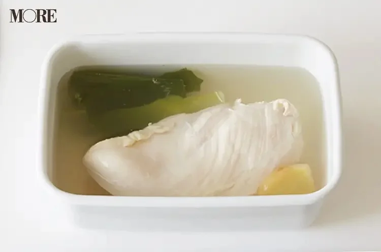 スープとゆで鶏肉を保存容器に入れて保存