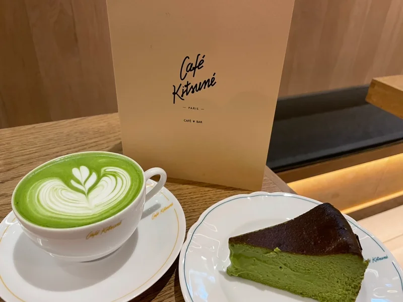 Café Kitsuné Aoyama（カフェ キツネ 青山）の抹茶ラテ、チーズケーキ