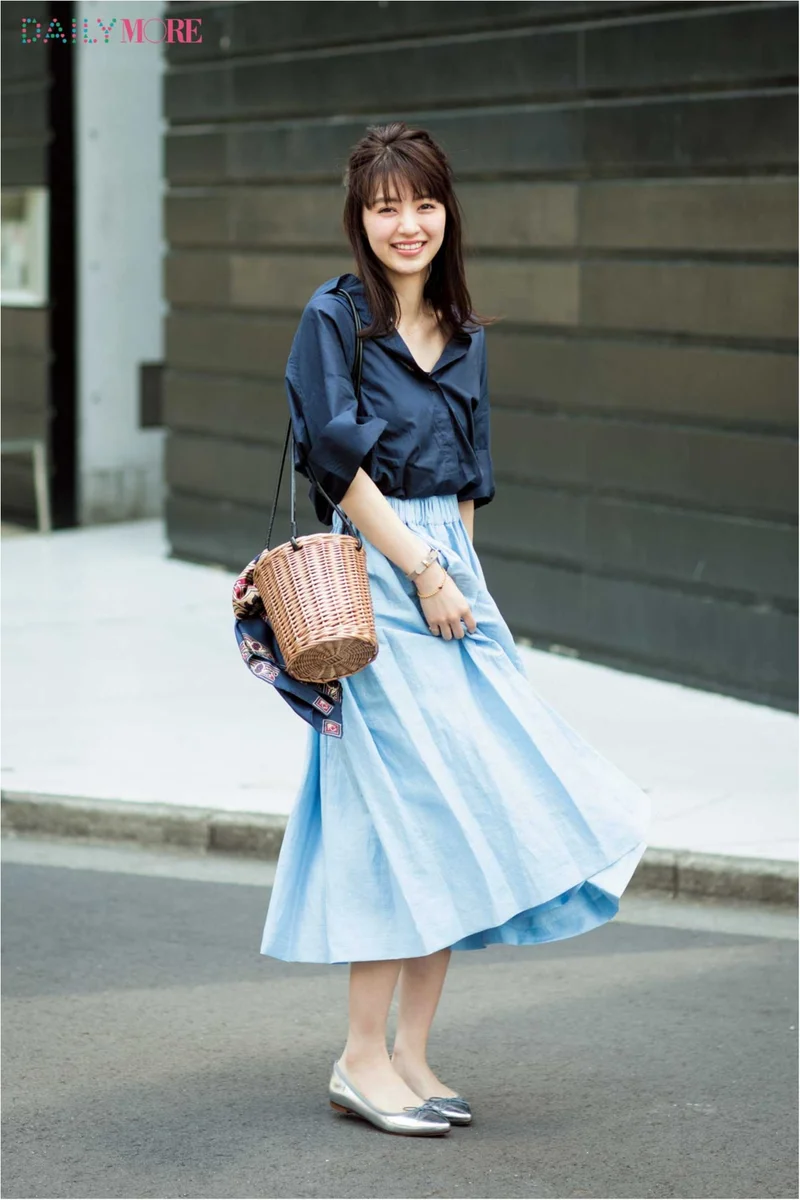 【今日のコーデ／逢沢りな】爽やかなネイビーシャツ×水色スカートで第一印象アップを狙って！