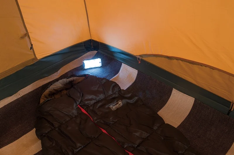 『コールマン』スタッフがおすすめする、秋のキャンプグッズ「2マルチパネルランタン」をテント内で使っている様子
