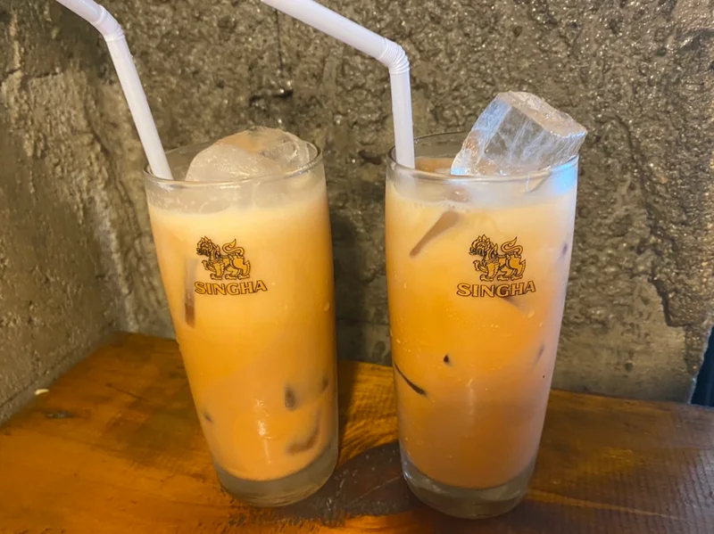 タイの紅茶(タイティー)で、これは砂糖が多めの紅茶でかなり甘いです。