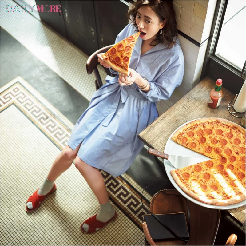 【今日のコーデ／土屋巴瑞季】シャツワンピで、N.Y.スタイルのピザ食べに。 足もとにテラコッタをきかせて