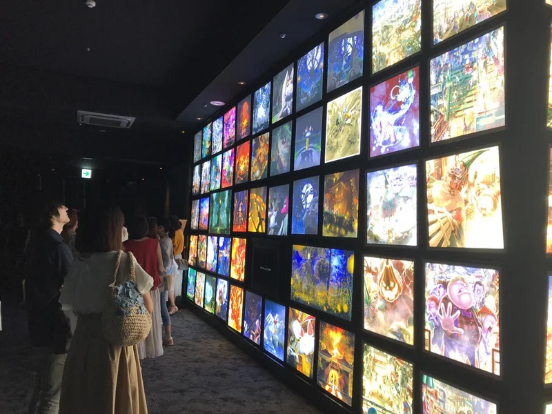 【にしのあきひろ 光る絵本展 in 東京タワー】色と光の美しさ、全世代を惹きつける魅力とは。