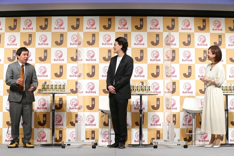 霜降り明星が、高橋真麻さんと『ブルドックソース』新商品「Jソース」発表会でトークする様子