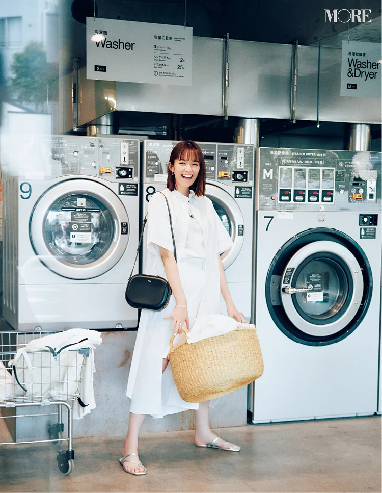 白Tシャツ×白ハーフパンツに白シャツワンピを羽織った佐藤栞里