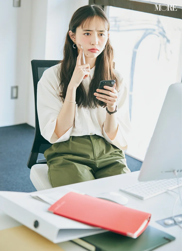 白シャツ×カーキのパンツコーデの井桁弘恵