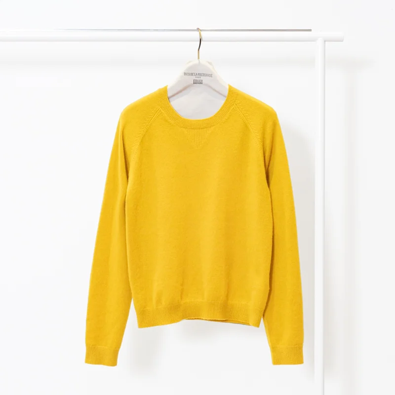 ユニクロ×イネスの黄色のカシミヤクルーネックセーター