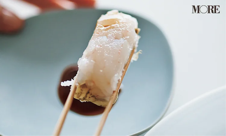 佐藤栞里が富山県のおすすめお取り寄せグルメ「とやま棒鮨」の棒鮨を食べている様子