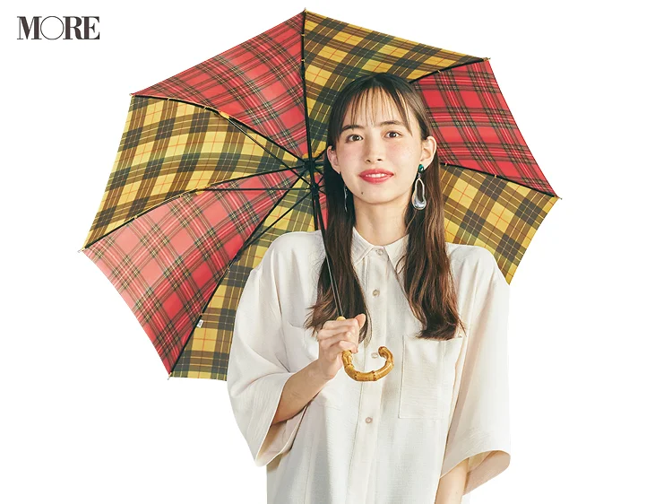 可愛い傘とECブランド服で気分良く！ 井桁弘恵の雨の日コーデが参考になる着回し11日目