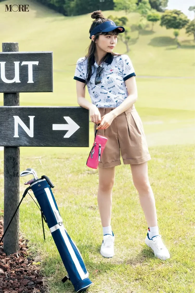 『ビームス ゴルフ』のポロシャツと『マンシングウェア』のパンツを着た女性