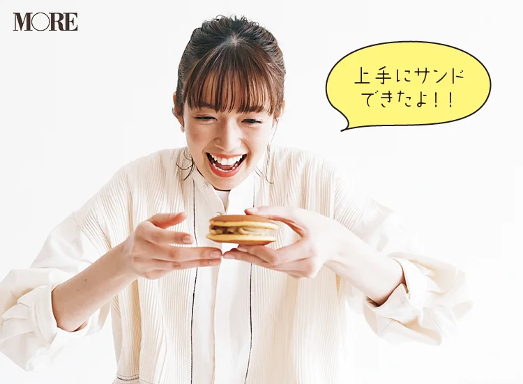高知県のおすすめお取り寄せグルメ「SHIMANTO ZIGURI」のおうちで栗どらを佐藤栞里が食べている様子