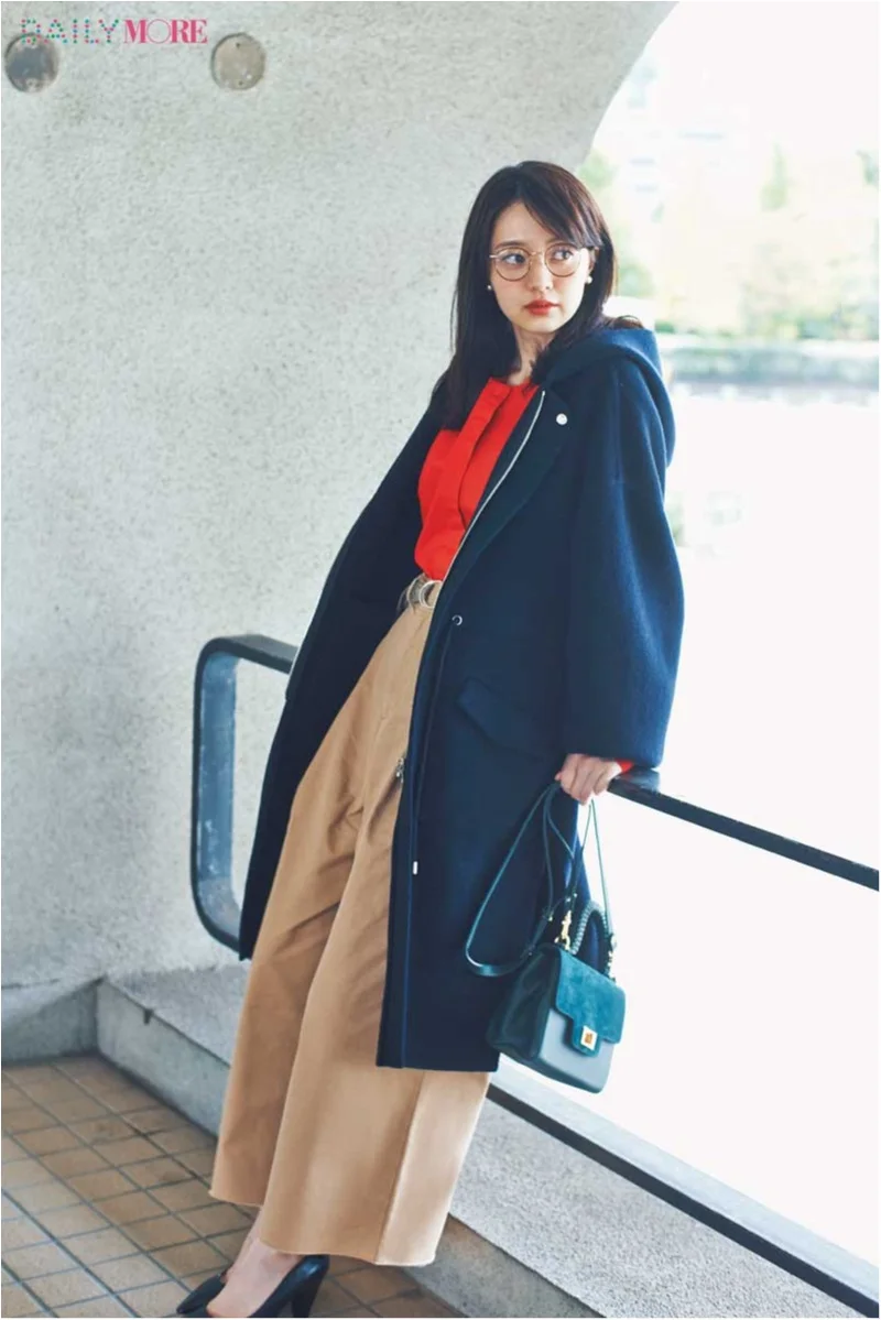 【今日のコーデ／逢沢りな】女性らしい赤×ベージュのお仕事コーデ。ボリュームのあるコートでスキを作って。