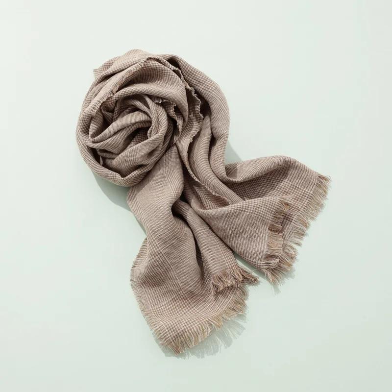 寒暖差対策におすすめのジョシュアエリスのスカーフの撮りおろし画像