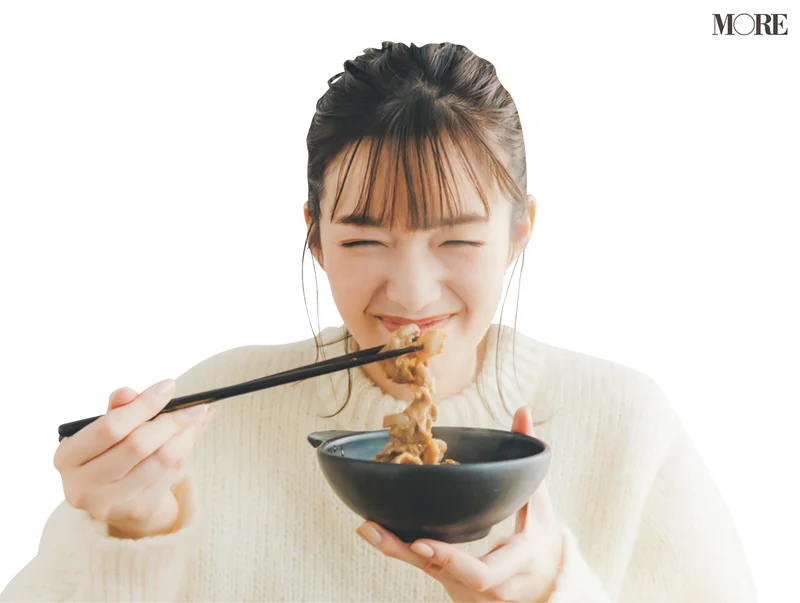 佐藤栞里が岐阜県のおすすめお取り寄せグルメ「お遊食おせん」のぼたん鍋を食べている様子
