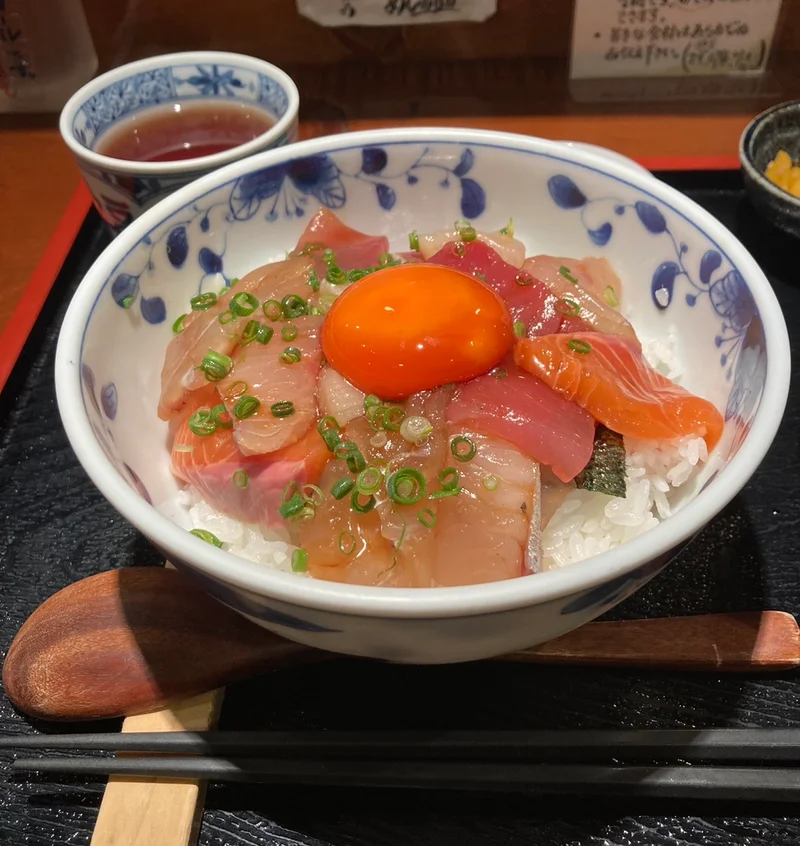 【名古屋 行列必須】平日ランチ限定！大人気の絶品海鮮丼