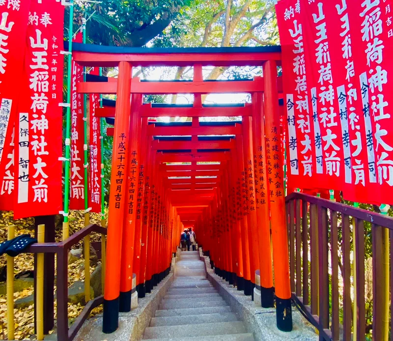 【東京・初詣】まるで京都の伏見稲荷大社！真っ赤な鳥居が圧巻！《日枝神社》千本鳥居は必見★