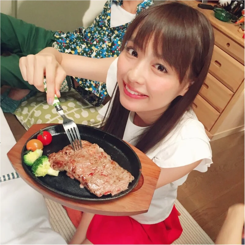 内田理央、ステーキはナイフで切らずに食べる!?　