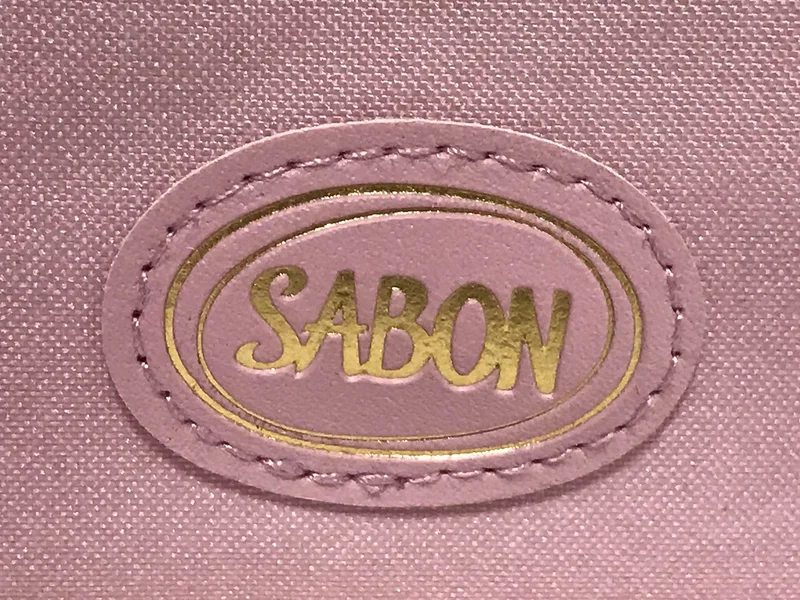 SABONのリボンハンドル付きバニティポーチのロゴ