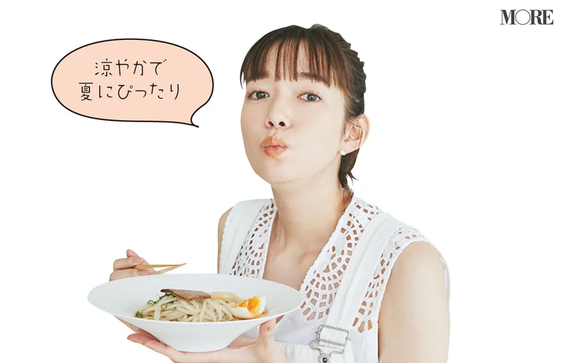 佐藤栞里が大分県のおすすめお取り寄せグルメ「一休の泪」の別府冷麺を食べている様子