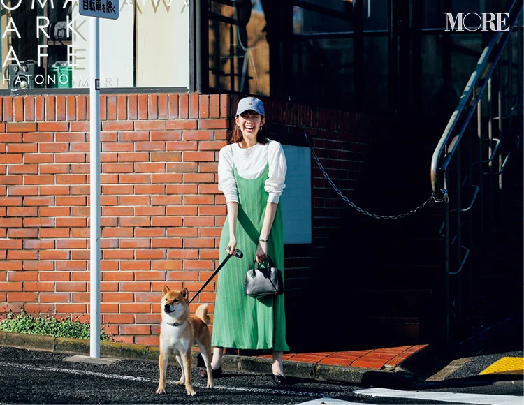 グリーンのキャミワンピを着て犬の散歩をする佐藤栞里