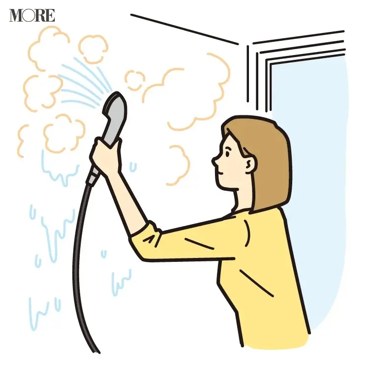 風水の開運掃除法で風呂場の壁に熱湯をかける女性