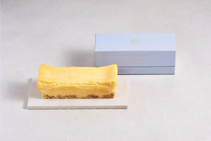 『THE CHEESE TERRINE by BAKE CHEESE TART』の「チーズテリーヌ」と包装。