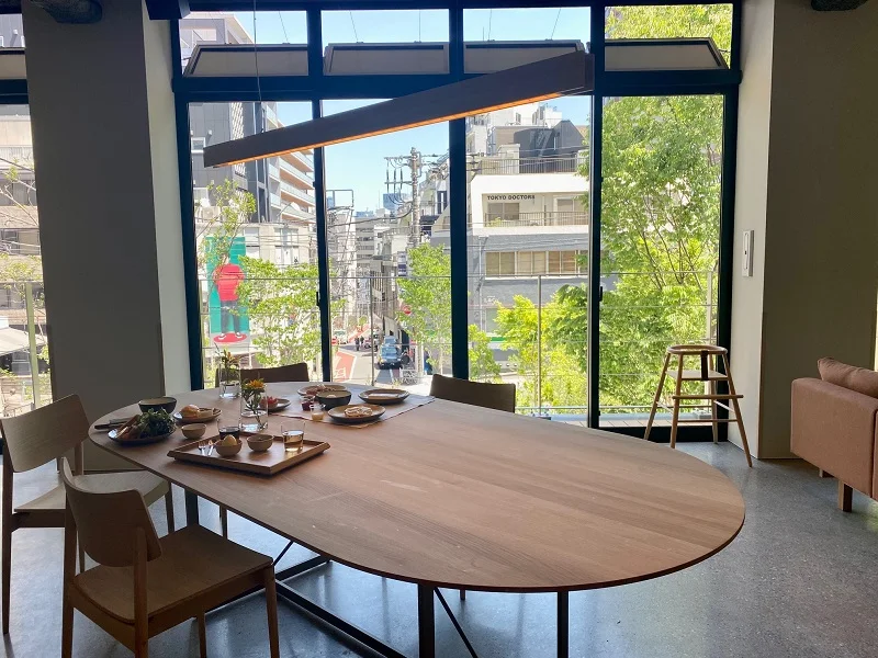 「ブルーボトルコーヒー 渋谷カフェ」２階の雰囲気