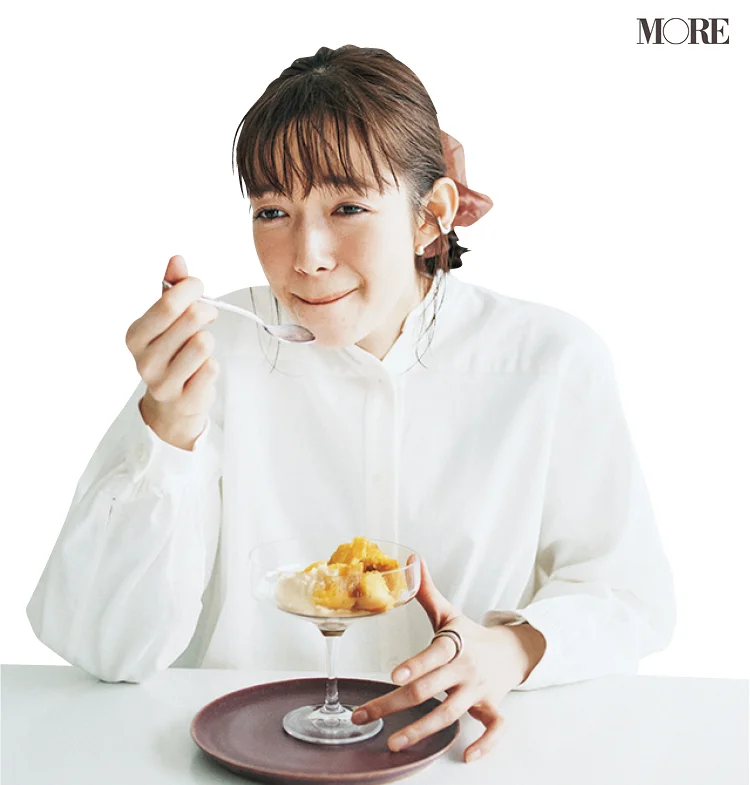 佐藤栞里が、茨城県のおすすめお取り寄せグルメ「蔵出し焼き芋かいつか」の焼き芋を食べている様子